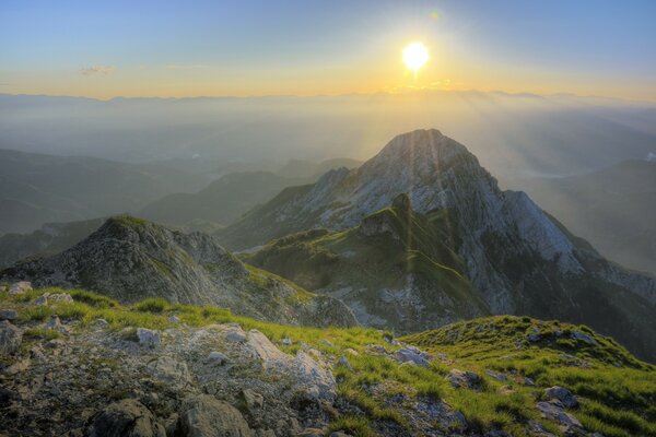 Schöne Berglandschaft in den Strahlen der aufgehenden Sonne