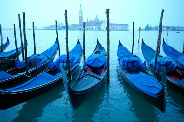 Gondeln vor dem Hintergrund von Venedig bei bewölktem Wetter