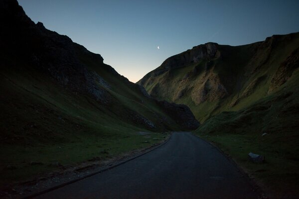 Route partant des hautes montagnes