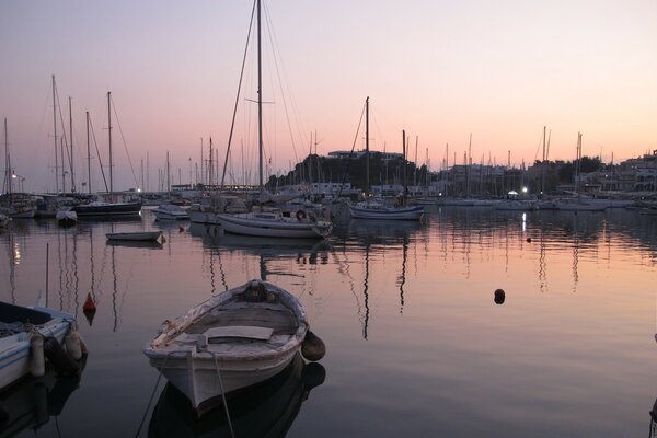 Puerto marítimo al atardecer