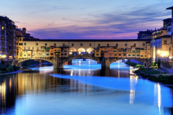 Der Abendhimmel über der Stadt und der Brücke über dem Fluss