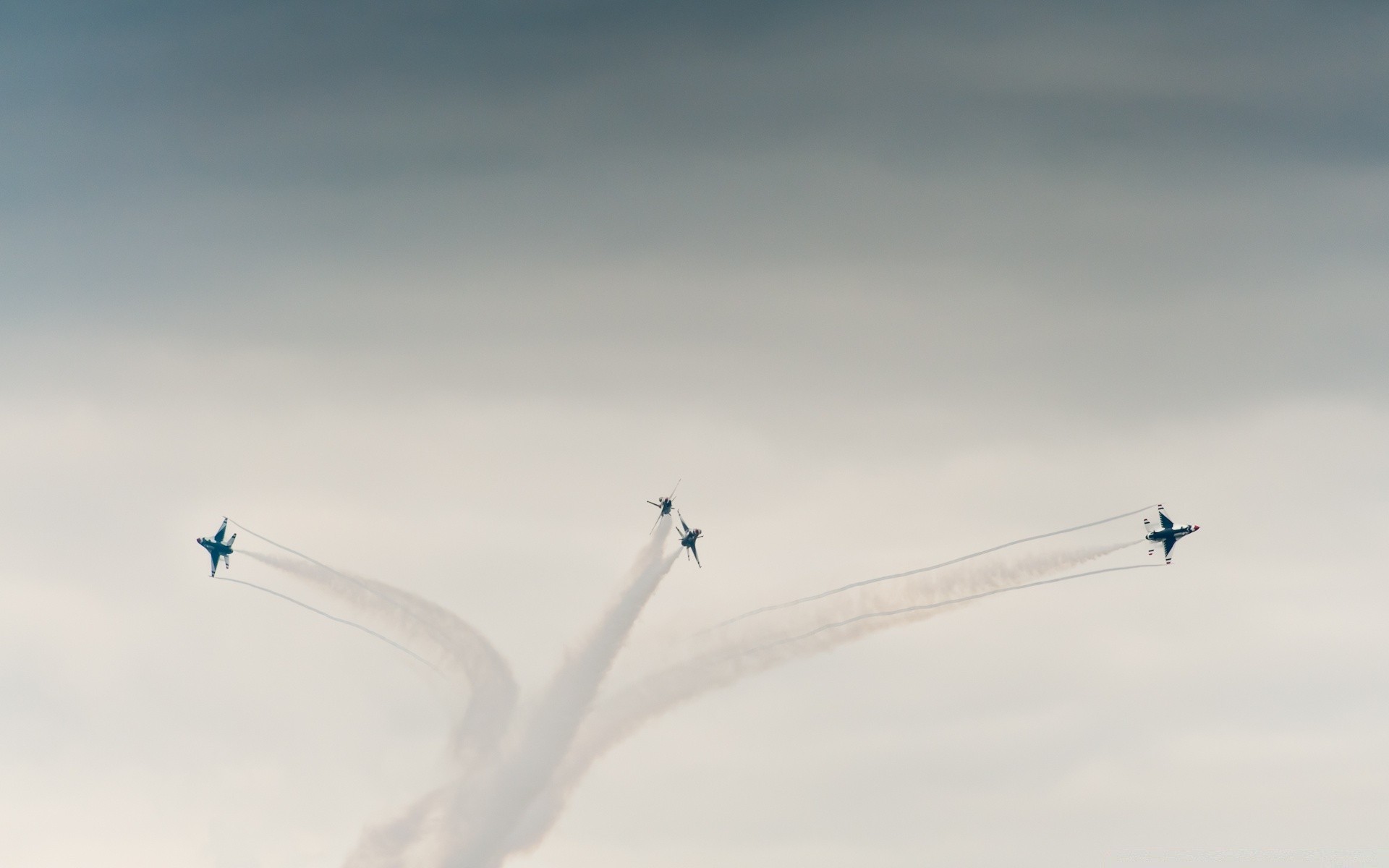 europa aereo aereo volo cielo aereo volare aria uccello vento ala viaggi aeroporto azione precisione militare movimento fumo luce del giorno