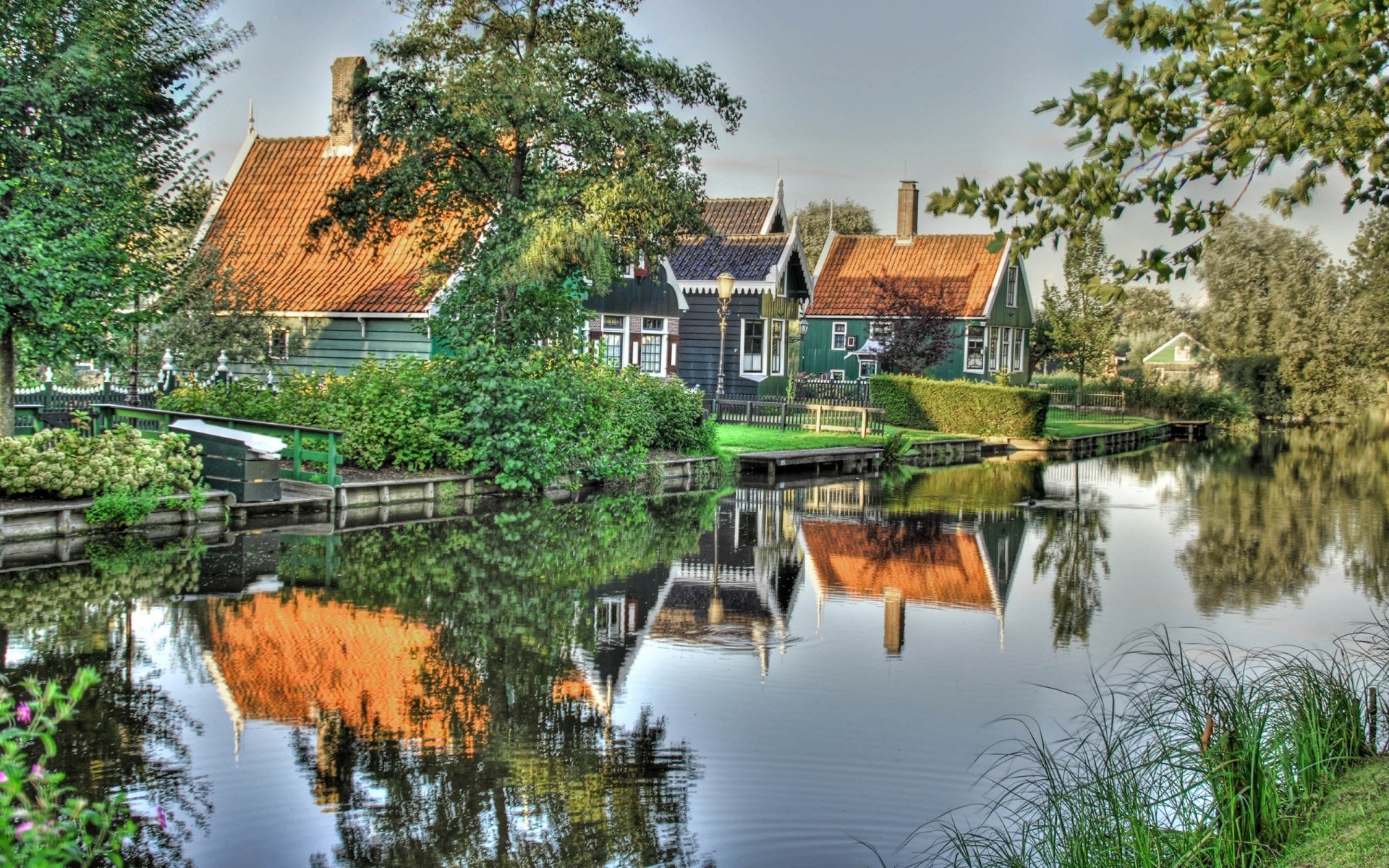 europa wasser fluss haus reflexion natur architektur baum sommer see reisen im freien schwimmbad kanal holz haus garten himmel tourismus familie