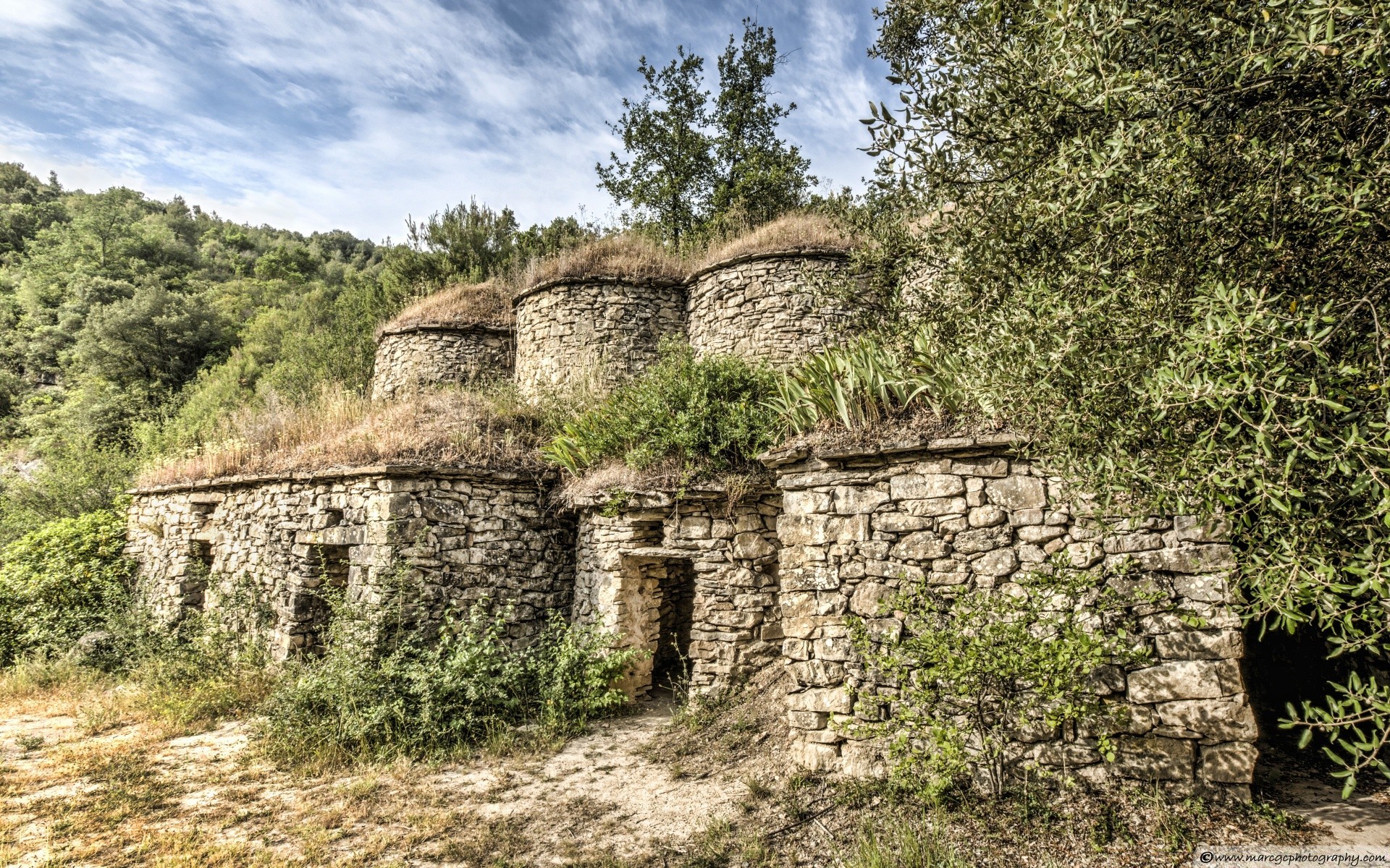 l europe vieux murs pierre antique architecture historique maison voyage nature ruine bois ciel à l extérieur tourisme paysage antique été extérieur abandonné brique