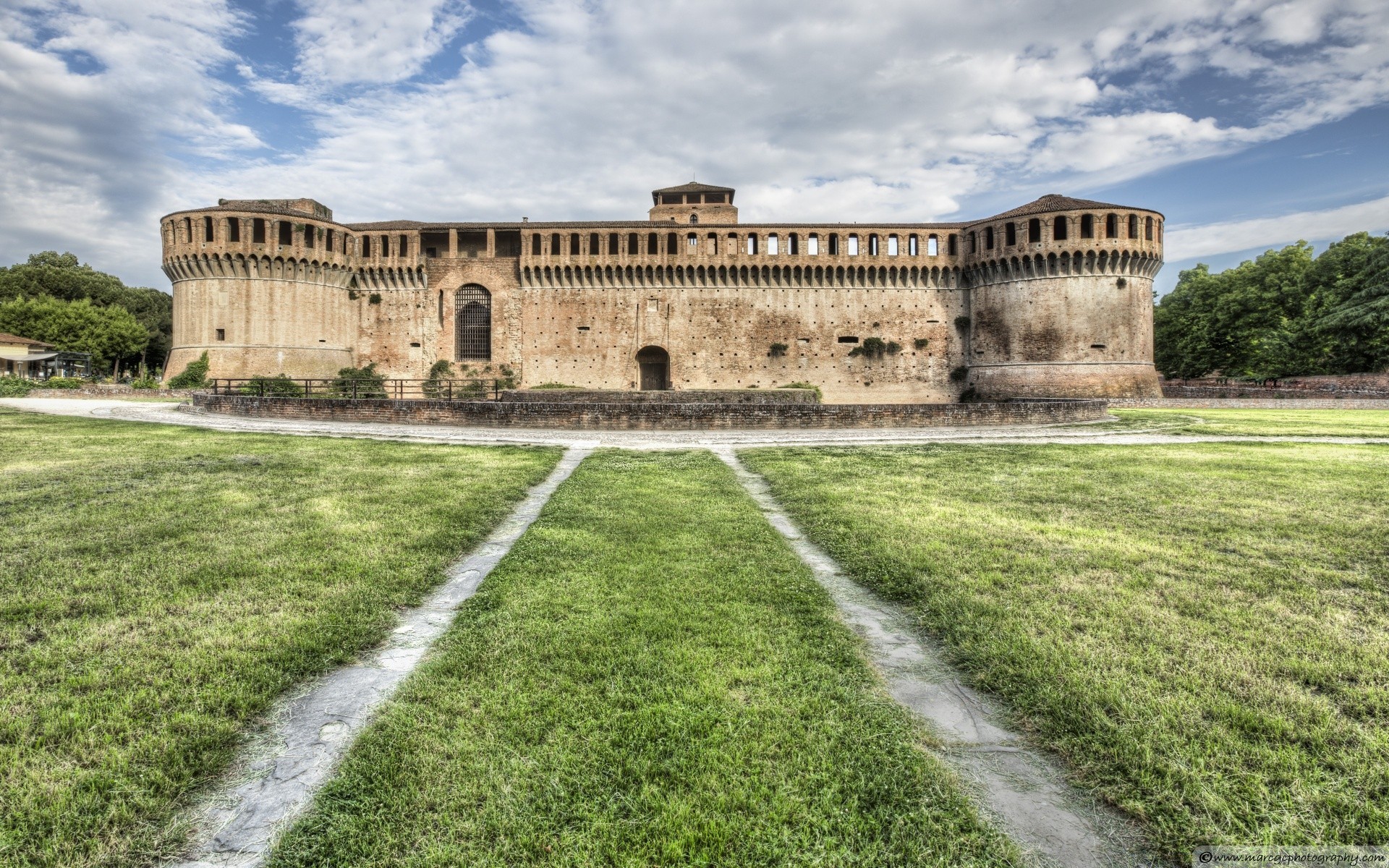 europa architettura castello casa viaggi antico vecchio monumento turismo punto di riferimento cielo pietra storico all aperto città torre esterno parete erba paesaggio