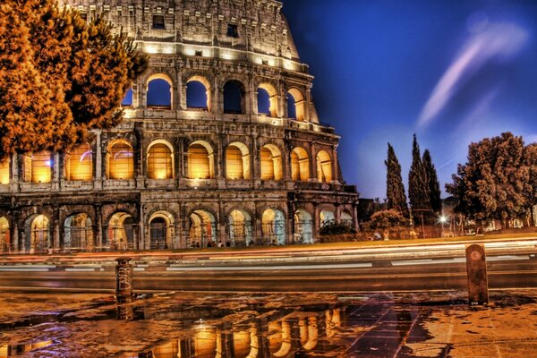 Colosseum mit Beleuchtung in der Abenddämmerung