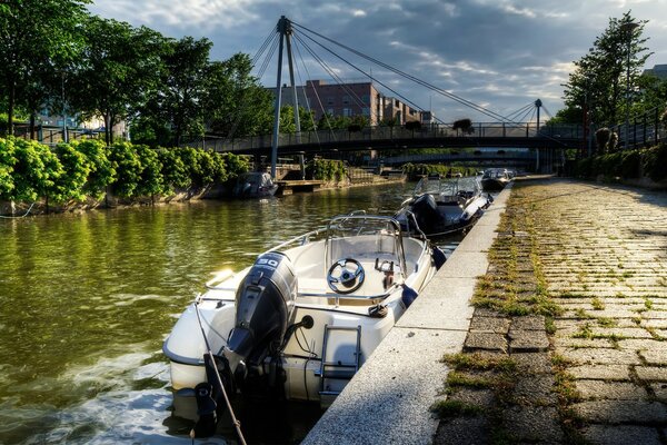 Barca a motore sulla riva del canale