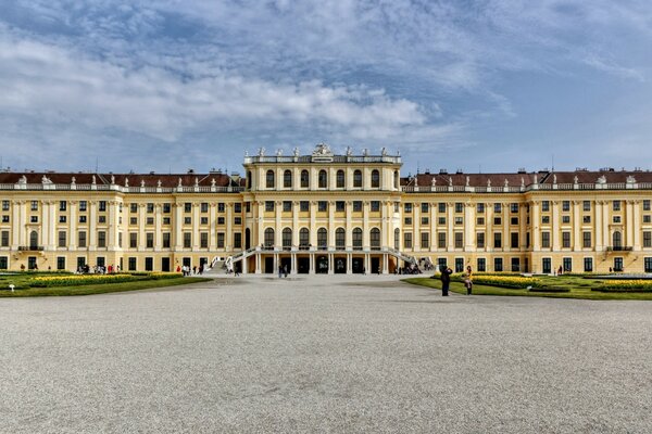 Platz vor dem Palast am Himmelshintergrund