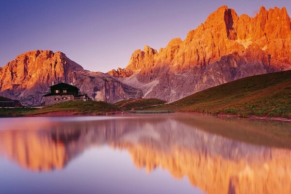 Reise durch die Landschaft Europas bei Sonnenuntergang