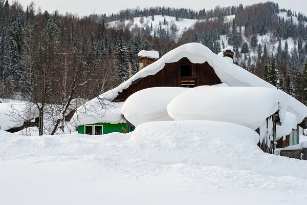 Ein Haus, das unter einer Schneewehe verstaut ist