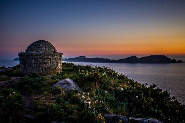 Pôr do sol de fogo à beira-mar