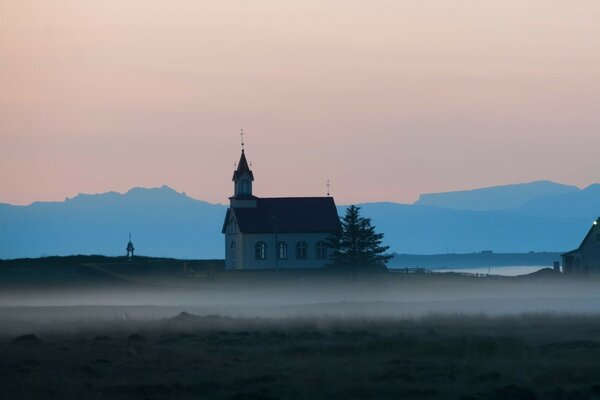 Lindo amanhecer no nevoeiro