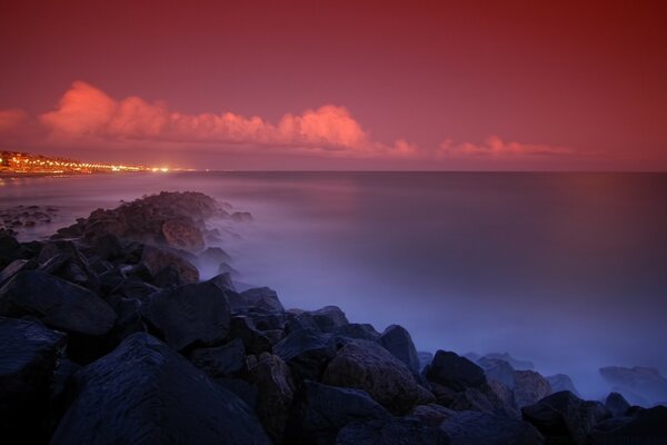 Praia de pedra ao amanhecer