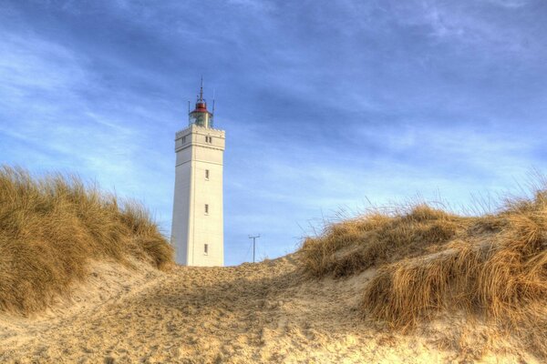 Hoher Leuchtturm am Sandstrand