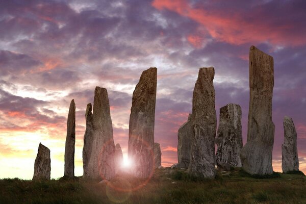 At sunset, a ray of sunlight broke through the stone pillars