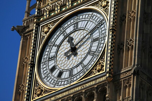 Tour de l horloge sur fond de ciel