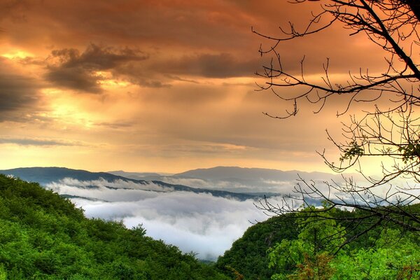 Dawn over the mountains. Shroud of clouds