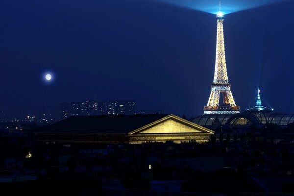 La torre Eiffel en la noche