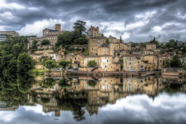 Multiple construction of houses on the banks of the reservoir