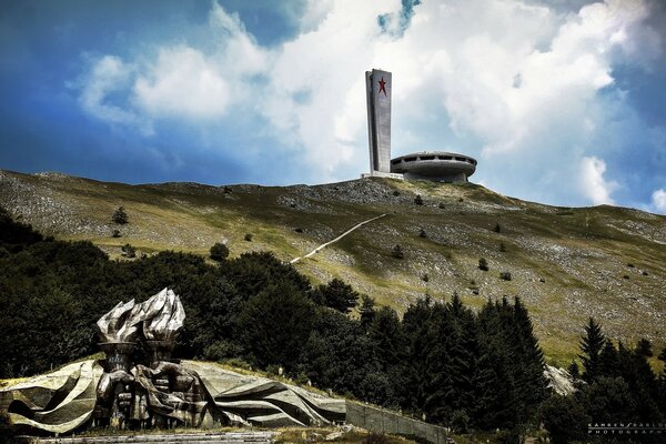 Monumento en una colina contra el cielo