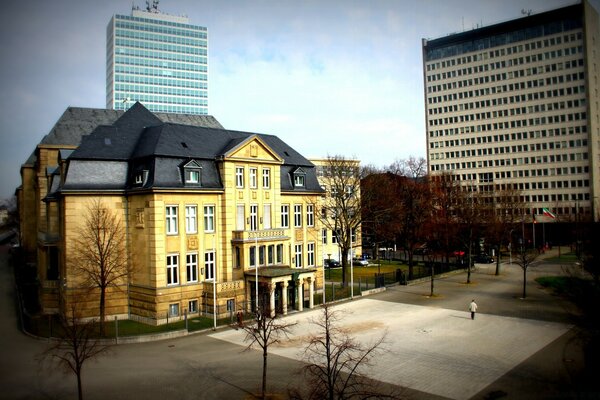 Le contraste des maisons de différents styles d architecture dans la ville