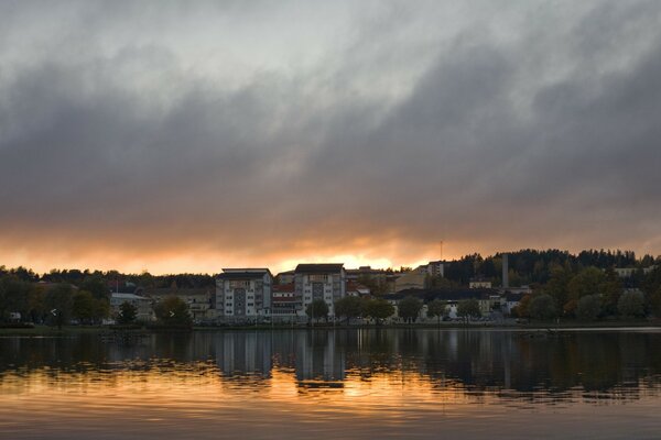 Puesta de sol en el río bajo las nubes sombrías