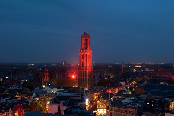 Europäischer Turm bei Nachtlicht