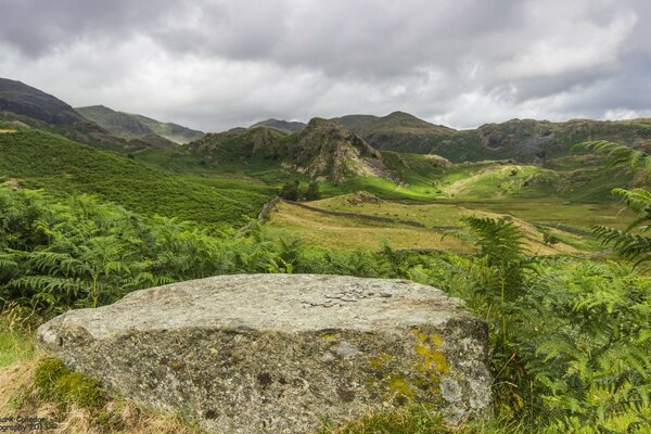 Natureza montanhosa sob nuvens de chumbo