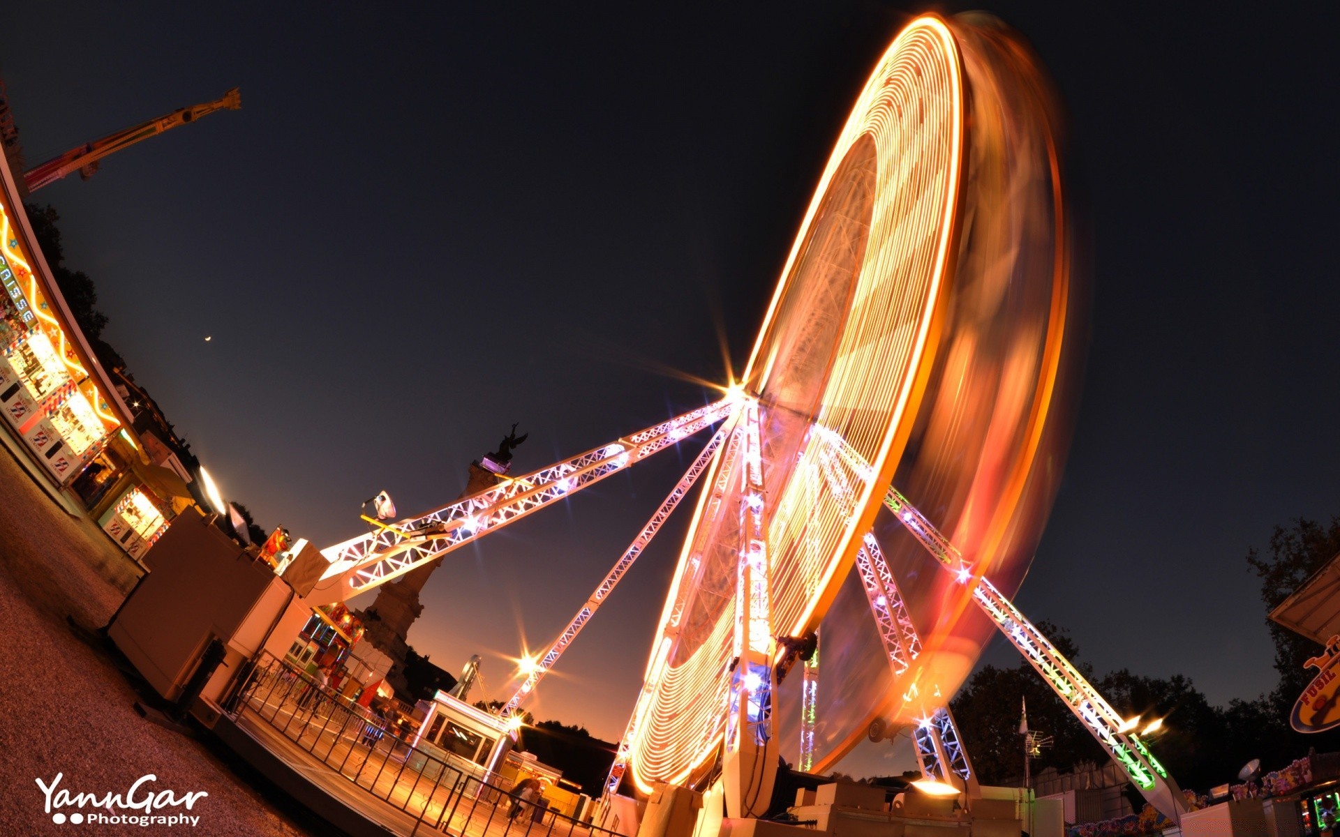 l europe grande roue festival carrousel plaisir soirée excitation carnaval voyage rétro-éclairé lumière cirque divertissement pad casino sombre