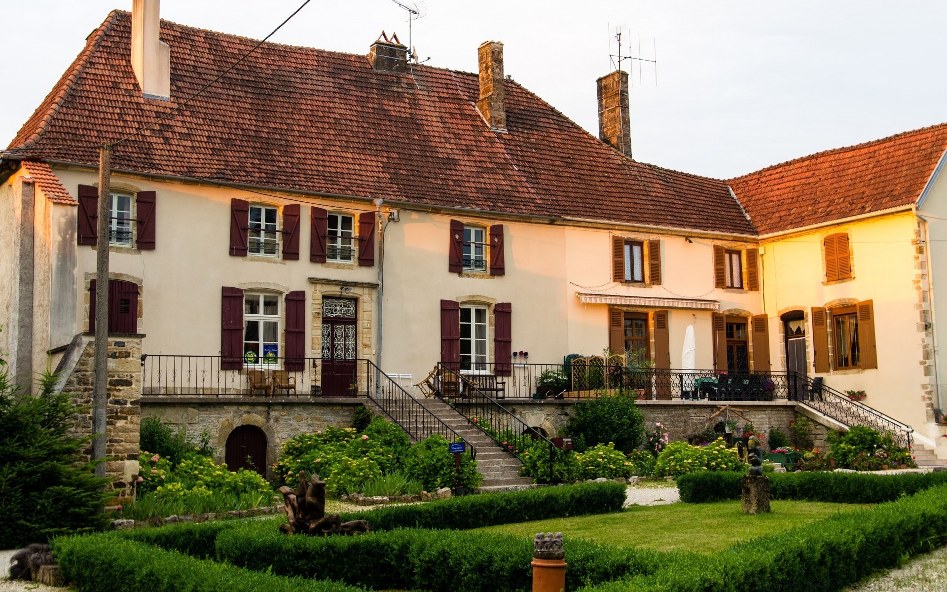 europa dom domy architektura dom rodzina dachy na zewnątrz nieruchomości stojak bungalow miejsce zamieszkania nieruchomości okna budownictwo elewacja trawnik cegła stary mieszkalny