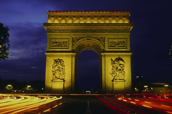 Arco del triunfo en el bullicio de la noche