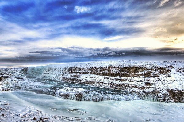 Montagnes de glace sur fond de ciel