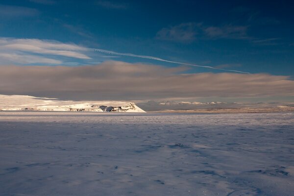 Winterlandschaft mit Blick auf die Berge