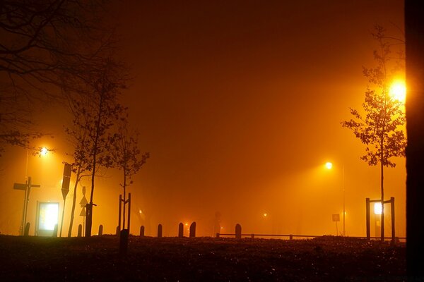 Nebliger Abend in einer leeren Stadt