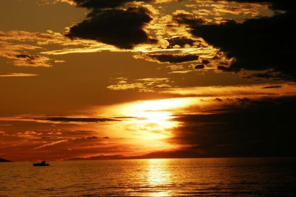 Hermosa puesta de sol sobre las aguas del mar