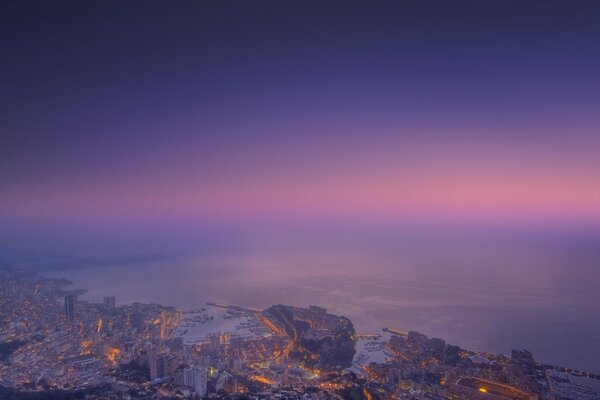 Vue de la ville d en haut. Coucher de soleil et ville du soir