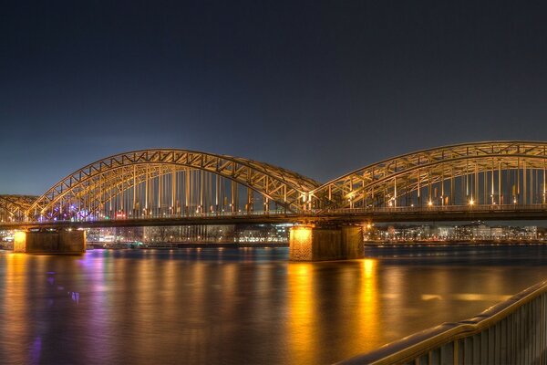 Puentes luminosos por la noche en Europa