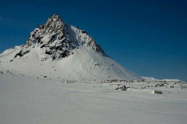 Berge von schneebedeckten Lawinen