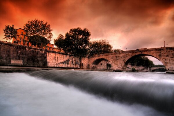 Pont en arc européen sur la rivière avec cascade