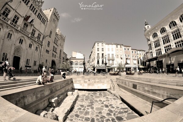 Foto em tons de cinza. Paisagem urbana