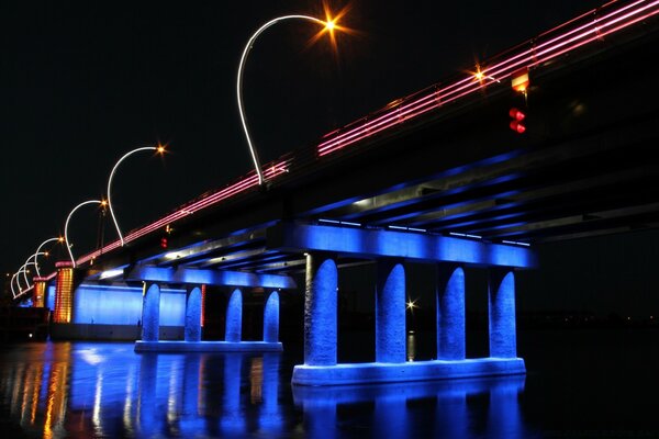 Beleuchtung der Brücke mit blauem Licht