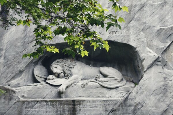 Sculpture de Lion sculptée dans la roche