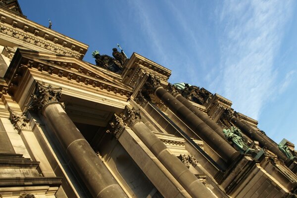 Arquitectura Europea al aire libre con columnas