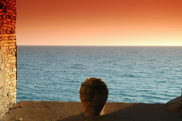 Ver el mar desde la ventana al atardecer