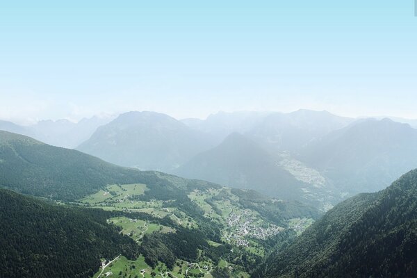 Paysage de montagnes couvertes de verdure