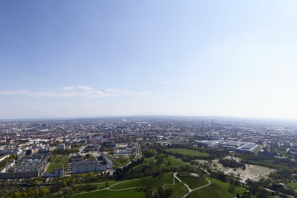 Blick auf die Morgenstadt von oben. Reise durch Europa