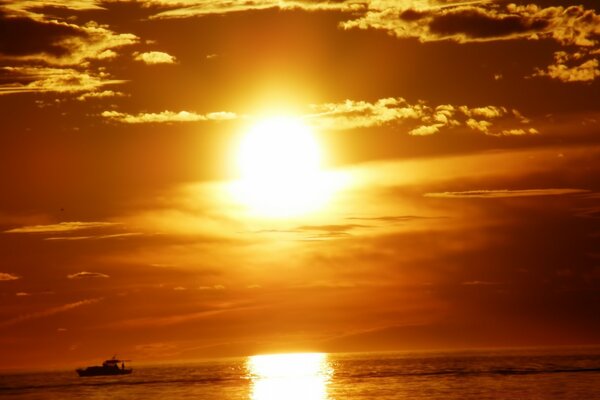 Amanecer sobre las aguas del mar