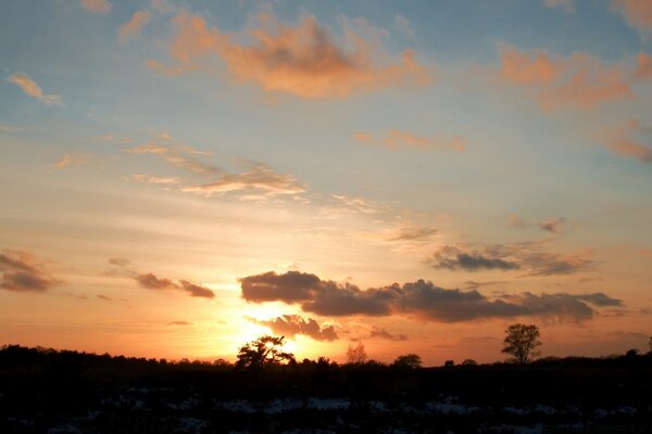 Abendhimmel in Wolken bei Sonnenuntergang