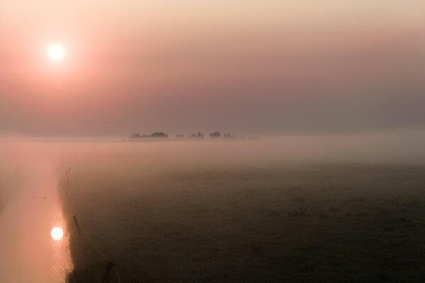 Paisaje río de la mañana en la niebla