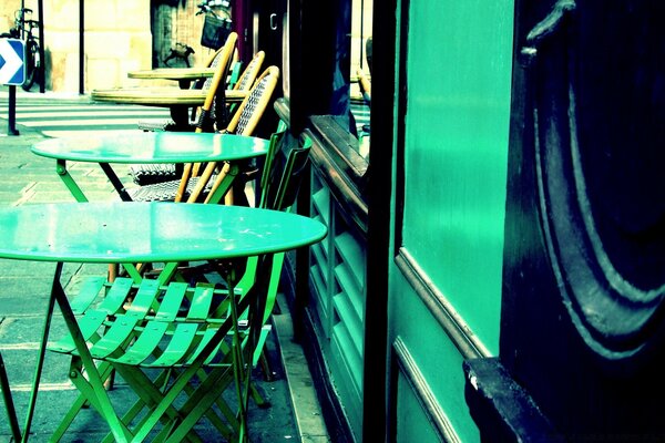 Café en la calle con mesas redondas